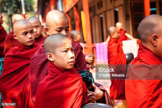 Monaci Buddisti Implorare Per Il Cibo - Fotografie stock e altre immagini di Adolescenza - Adolescenza, Adulto, Asia