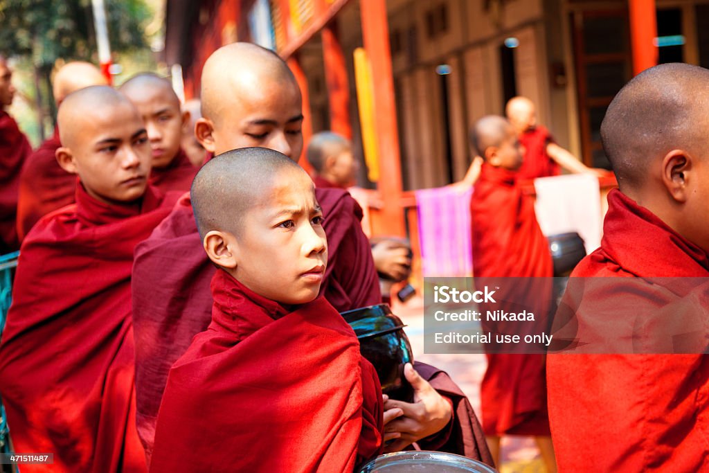 Буддийские монахи Прося Для Пищи - Стоковые фото Азия роялти-фри