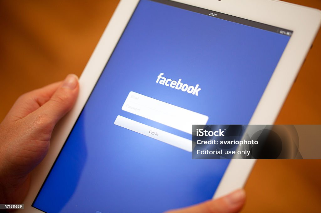 Facebook p�ágina exibida na Apple iPad 3. - Foto de stock de .com royalty-free