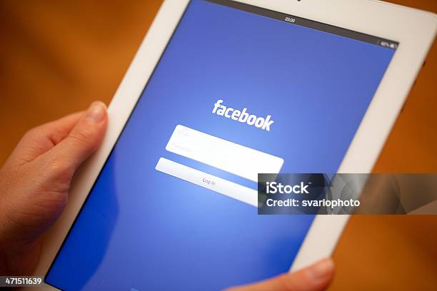 Foto de Facebook Página Exibida Na Apple Ipad 3 e mais fotos de stock de .com - .com, Acessibilidade, Adulto