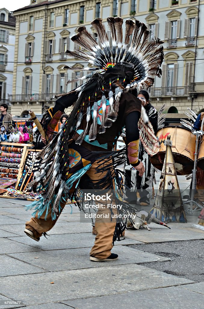 Nativos americanos bailando en la calle - Foto de stock de Actuación - Representación libre de derechos