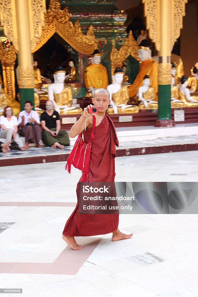 monch budistas tomar una fotografía en Shwedagon pagoda_yangon - Foto de stock de Aire libre libre de derechos