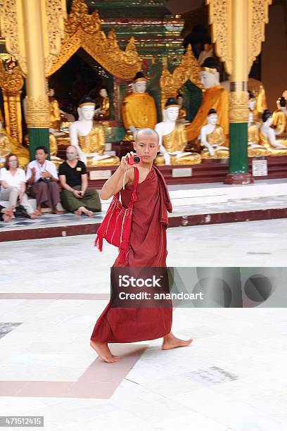 Monch Budistas Tomar Una Fotografía En Shwedagon Pagodayangon Foto de stock y más banco de imágenes de Aire libre