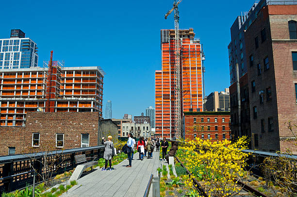 menschen, die high line park der stadt, chelsea, new york city - caucasian three dimensional shape men sky stock-fotos und bilder