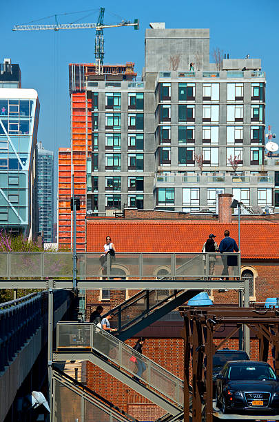 menschen & high line park stadt, chelsea, new york city - caucasian three dimensional shape men sky stock-fotos und bilder