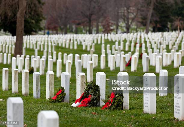 Navidadwreaths En El Cementerio De Arlington Foto de stock y más banco de imágenes de Aire libre - Aire libre, Anochecer, Arlington