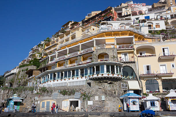 positano en la costa de amalfi, italia - beach house villa bar fotografías e imágenes de stock