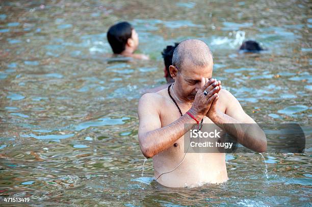 Mattina Cerimonia Nel Fiume Gange - Fotografie stock e altre immagini di Adulto - Adulto, Ambientazione esterna, Cerimonia