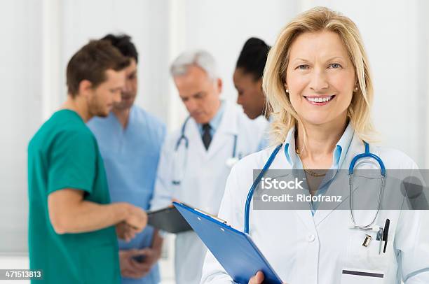 Portret Szczęśliwy Kobieta Lekarz - zdjęcia stockowe i więcej obrazów Pielęgniarka - Pielęgniarka, Pielęgniarz, Praca zespołowa