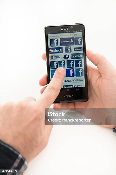 Nowy Telefon Sony Xperia T Z Ikony Facebooka Na Ekranie - zdjęcia stockowe i więcej obrazów Aplikacja mobilna