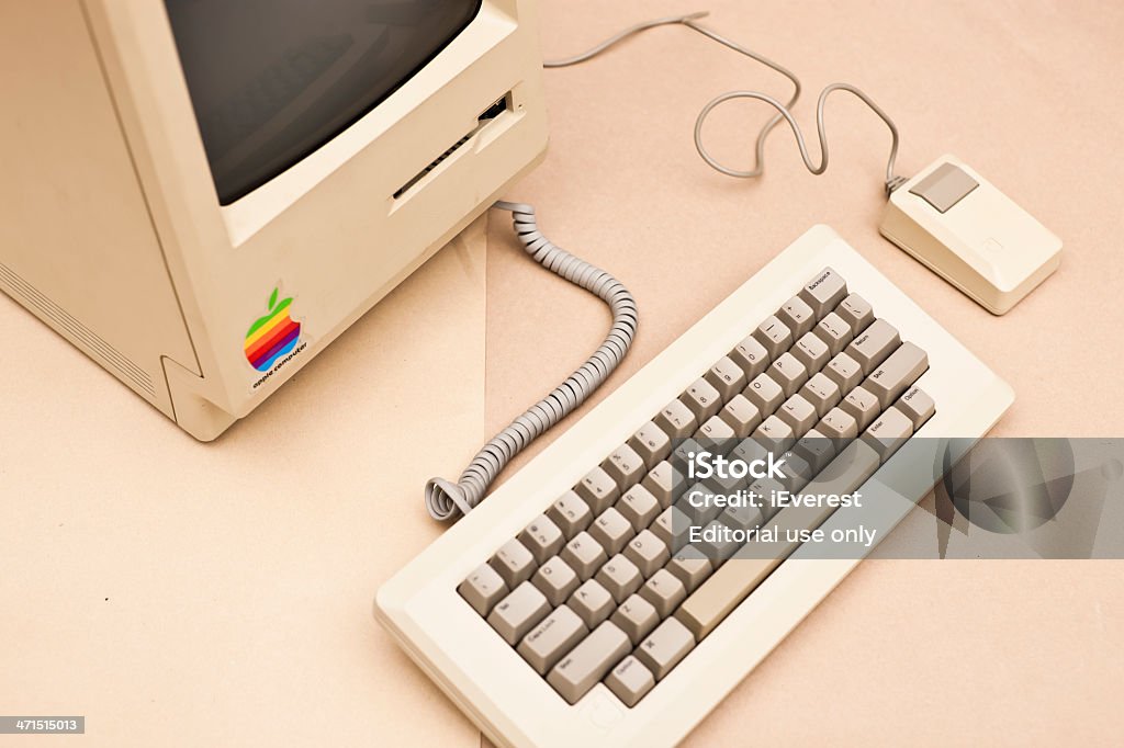 Высокий угол зрения исторического Macintosh 128 K XXXL - Стоковые фото Бежевый роялти-фри