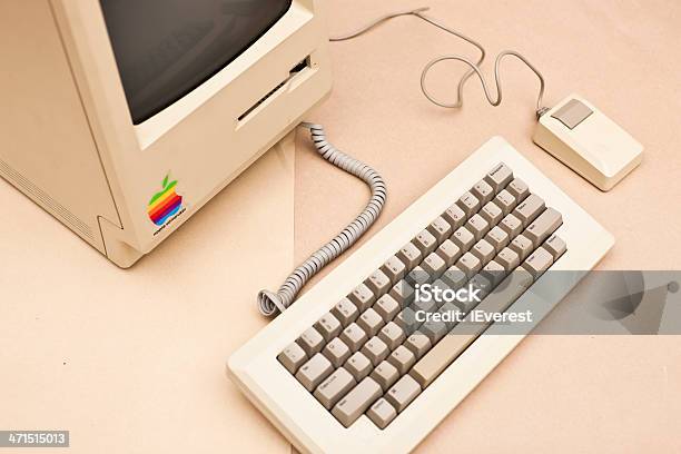 Высокий Угол Зрения Исторического Macintosh 128 K Xxxl — стоковые фотографии и другие картинки Бежевый