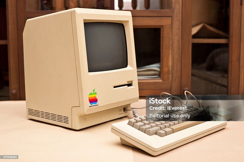 Боковой вид на исторический Macintosh 128 K XXXL - Стоковые фото Компьютерная мышь роялти-фри