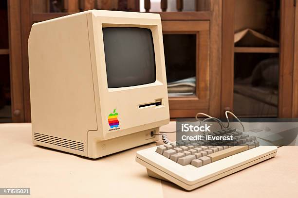 Боковой Вид На Исторический Macintosh 128 K Xxxl — стоковые фотографии и другие картинки Компьютерная мышь - Компьютерная мышь, Старый, Барахолка