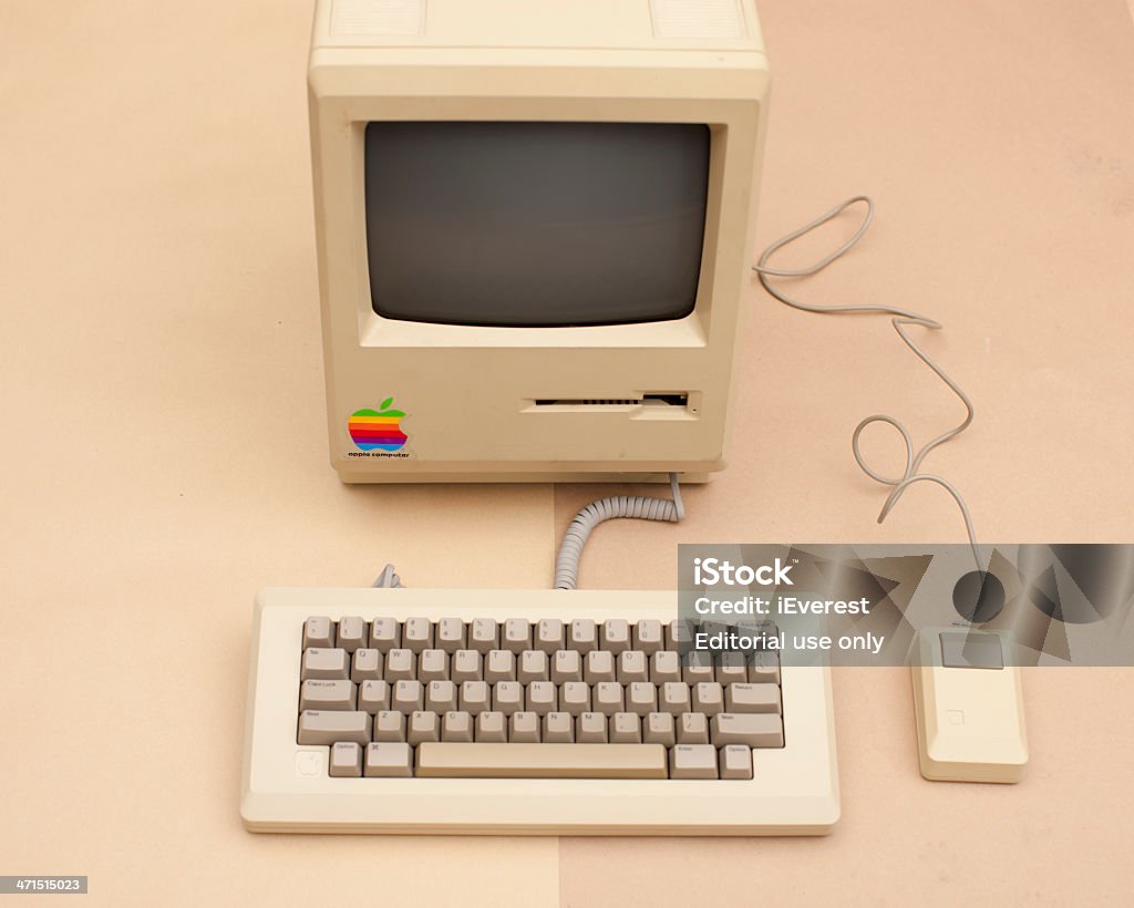 Vista de alto ángulo de la histórica Macintosh 128 K, XXL - Foto de stock de Anticuado libre de derechos