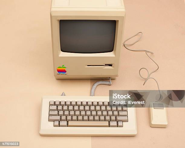 Vista De Alto Ángulo De La Histórica Macintosh 128 K Xxl Foto de stock y más banco de imágenes de Anticuado