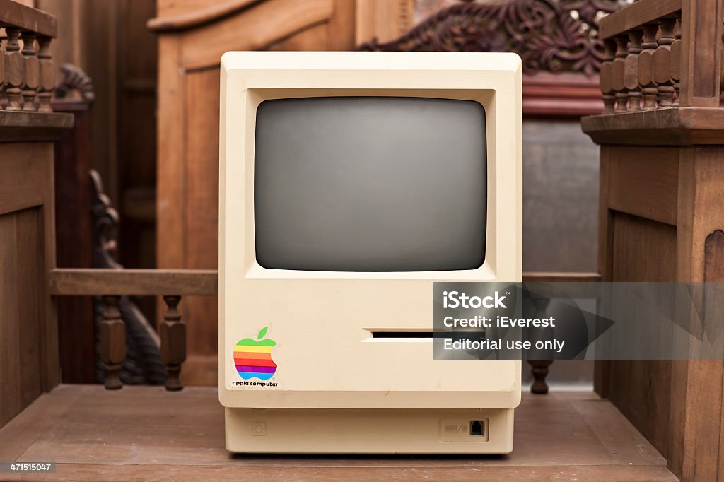Vista frontale della storica Macintosh 128 k XXL - Foto stock royalty-free di Computer