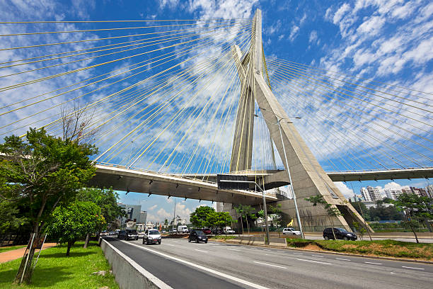 die octavio frias de oliveira-brücke in sao paulo, brasilien - schrägseilbrücke stock-fotos und bilder