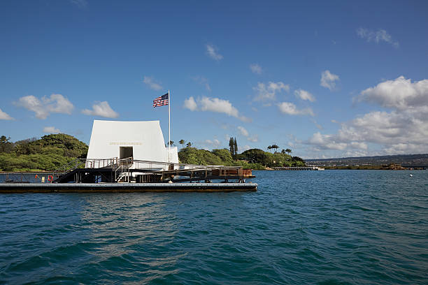 uss arizona memorial, pearl harbor, hawaii - mahnmal uss arizona stock-fotos und bilder