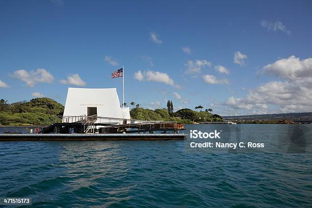 Uss Arizona Memorial W Pearl Harbor Hawaje - zdjęcia stockowe i więcej obrazów Amerykańska flaga - Amerykańska flaga, Biały, Brzeg wody