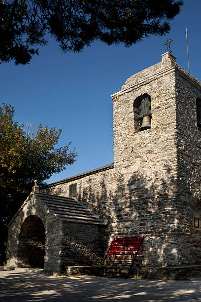 pedrafita chiesa belfry - fernando lugo foto e immagini stock