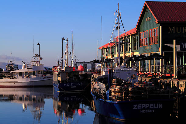Muelle de barcos de pesca en Constitution, Hobart, Tasmania, Australia - foto de stock