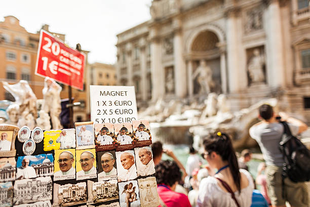 fonte de trevi papa lembranças em roma - bergoglio imagens e fotografias de stock