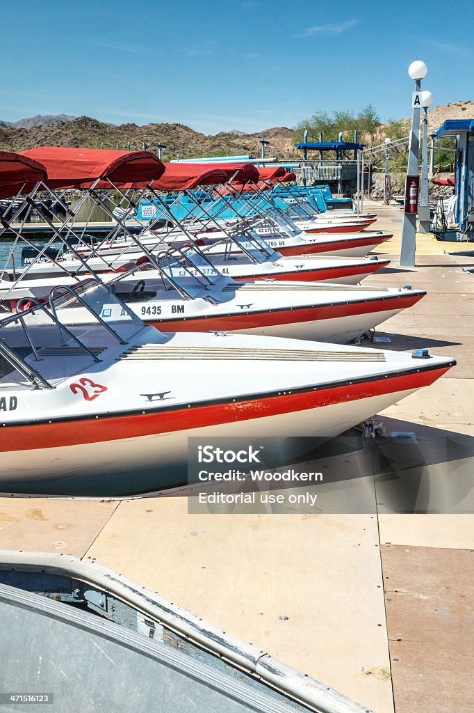 Alquiler de botes flota en el muelle - Foto de stock de Actividades recreativas libre de derechos