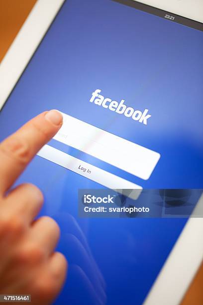 Facebook Página Inicial Aparece Na Apple Ipad 3 - Fotografias de stock e mais imagens de .com - .com, Acessibilidade, Adulto