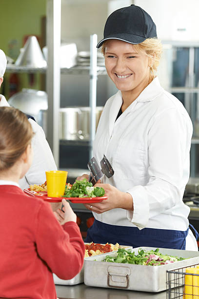 famale schüler in der cafeteria der schule - kantinenfrau stock-fotos und bilder