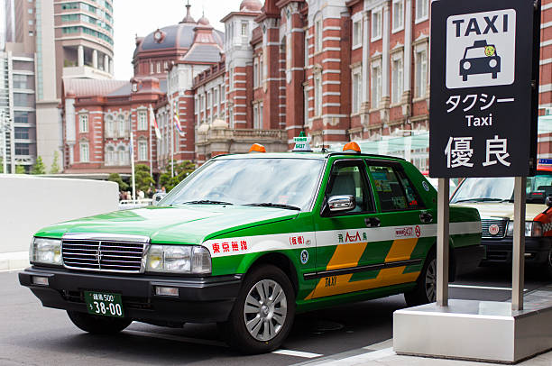 tokyo station ein taxi - car driving transportation tokyo prefecture stock-fotos und bilder