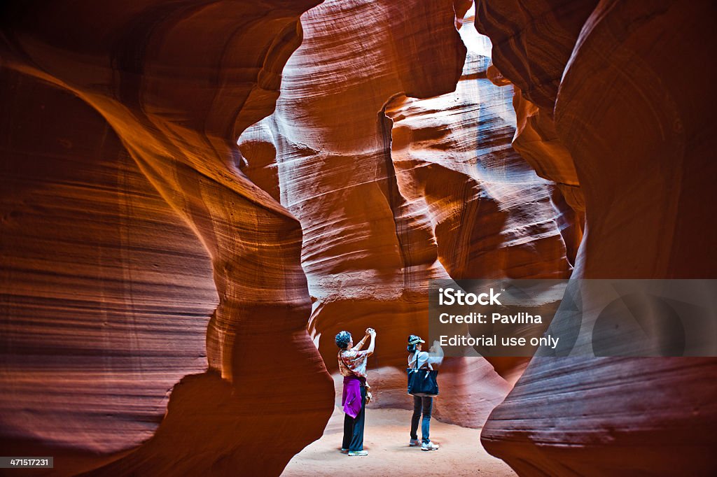 Duas mulheres fotografar em antílope Canyon no Arizona, EUA - Foto de stock de Desfiladeiro Antelope royalty-free
