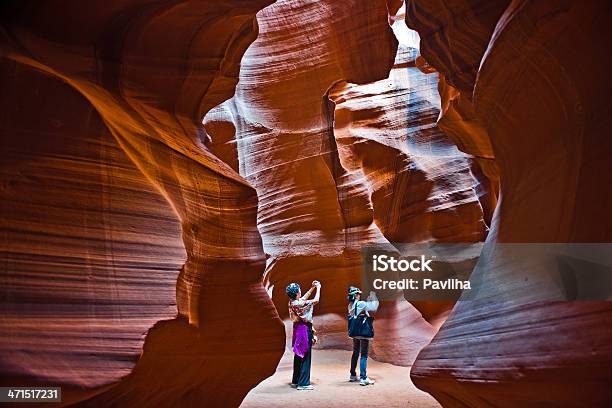 Foto de Duas Mulheres Fotografar Em Antílope Canyon No Arizona Eua e mais fotos de stock de Desfiladeiro Antelope