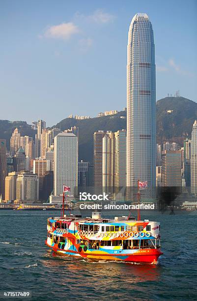 Star Ferry W Hong Kongs Victoria Harbour - zdjęcia stockowe i więcej obrazów Azja - Azja, Biurowiec, Budynek z zewnątrz