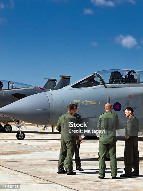 Uomo E La Macchina - Fotografie stock e altre immagini di Adulto - Adulto, Aereo militare, Aeronautica