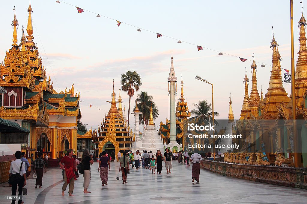 Monaci credenti e turisti che passeggiano tramite pago di Shwedagon - Foto stock royalty-free di Ambientazione esterna