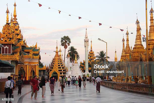 Monaci Credenti E Turisti Che Passeggiano Tramite Pago Di Shwedagon - Fotografie stock e altre immagini di Ambientazione esterna