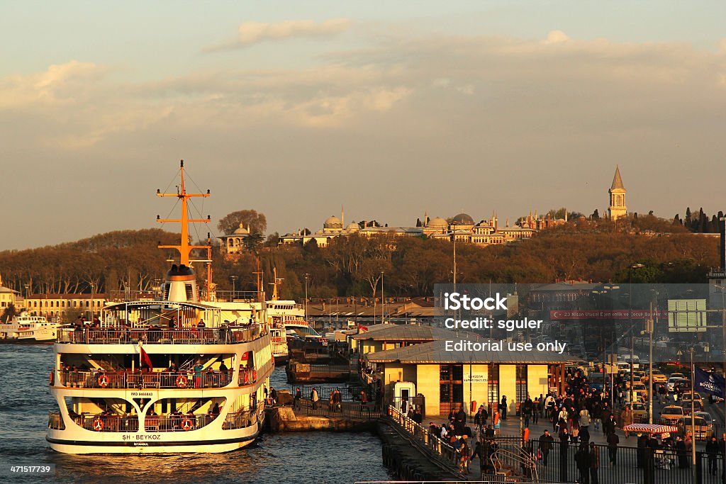 ferry et Palce de Topkapi - Photo de Bateau de voyageurs libre de droits