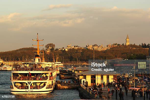 Traghetto Passeggeri E Palce Di Topkapi - Fotografie stock e altre immagini di Ambientazione esterna - Ambientazione esterna, Bosforo, Cielo minaccioso