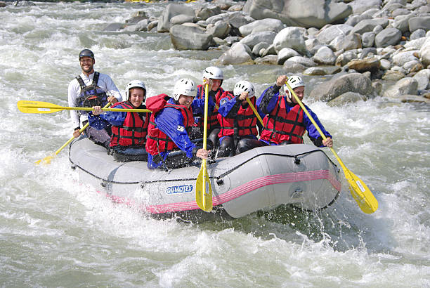 rafting - sports team sport rowing teamwork rafting fotografías e imágenes de stock