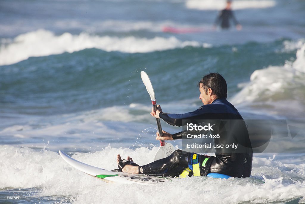 Homme en kayak sur le surf - Photo de 2012 libre de droits