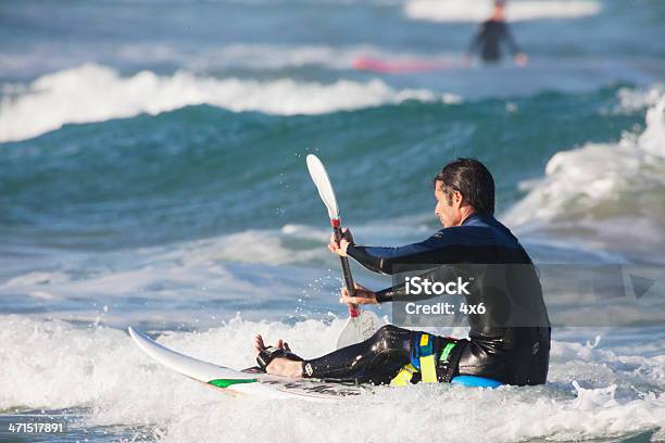 Photo libre de droit de Homme En Kayak Sur Le Surf banque d'images et plus d'images libres de droit de 2012 - 2012, Activité de loisirs, Adulte