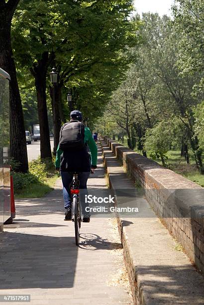 Camminare Intorno A Parma - Fotografie stock e altre immagini di Viale - Viale, Ambientazione esterna, Bicicletta