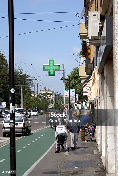 Camminare Intorno A Parma - Fotografie stock e altre immagini di Ambientazione esterna - Ambientazione esterna, Bambino appena nato, Boulevard