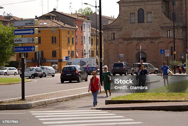 Camminare Intorno A Parma - Fotografie stock e altre immagini di Adulto - Adulto, Ambientazione esterna, Attraversamento pedonale - Tracciatura stradale