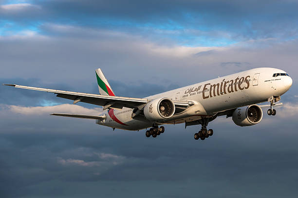 emirates airline boeing 777-300/er - emirates airline zdjęcia i obrazy z banku zdjęć