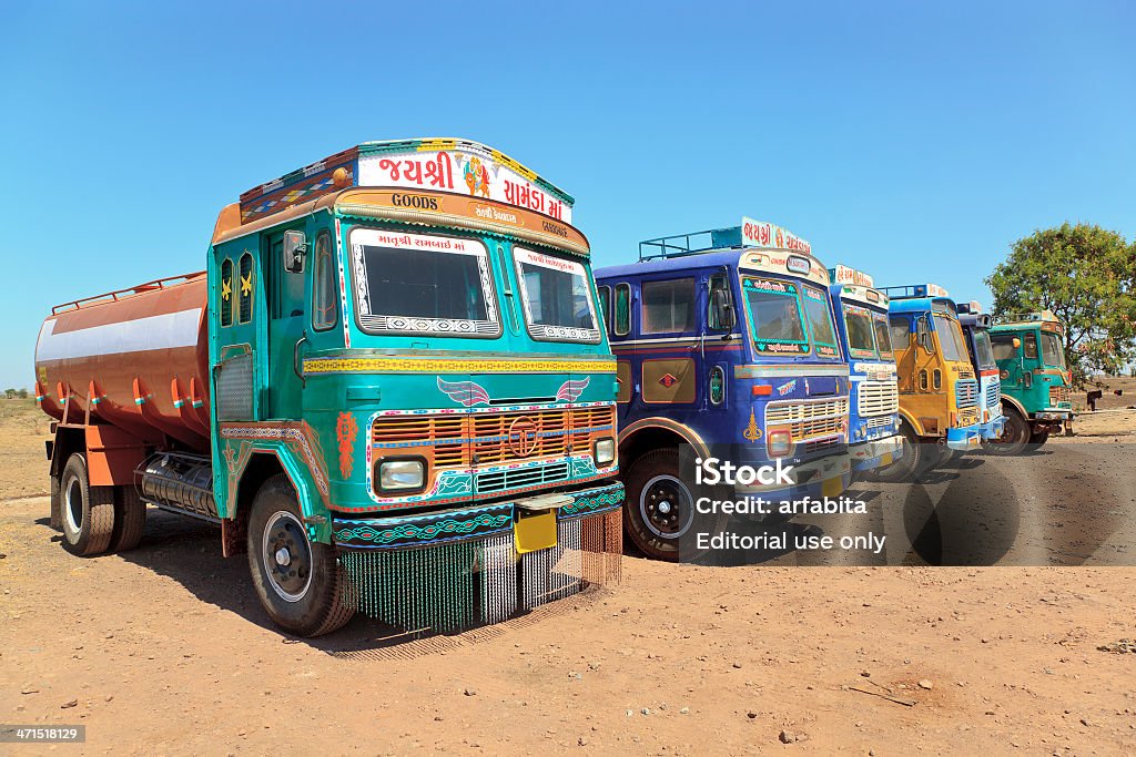 Fila colorata camion parcheggiato Dhabha indiano - Foto stock royalty-free di India