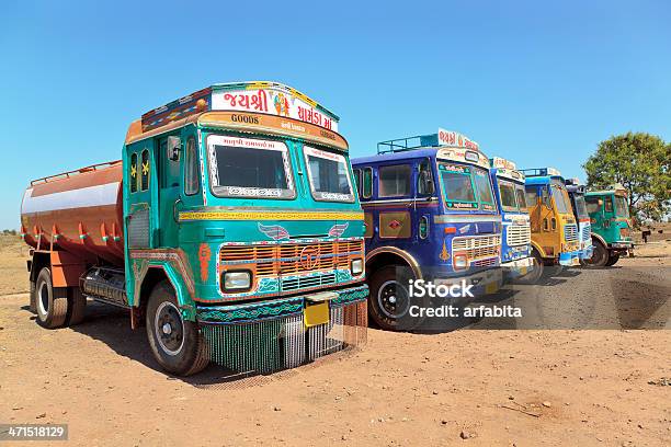 Fila Colorata Camion Parcheggiato Dhabha Indiano - Fotografie stock e altre immagini di India - India, TIR, Cultura indiana