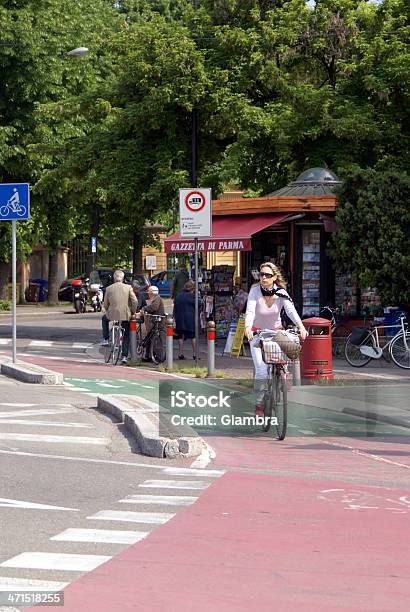 Camminare Intorno A Parma - Fotografie stock e altre immagini di Adulto - Adulto, Ambientazione esterna, Bicicletta