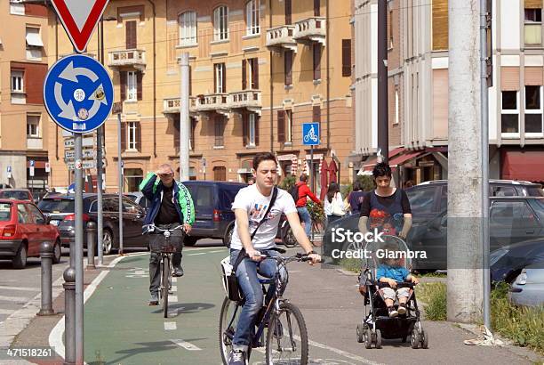 Camminare Intorno A Parma - Fotografie stock e altre immagini di Adulto - Adulto, Ambientazione esterna, Bambino